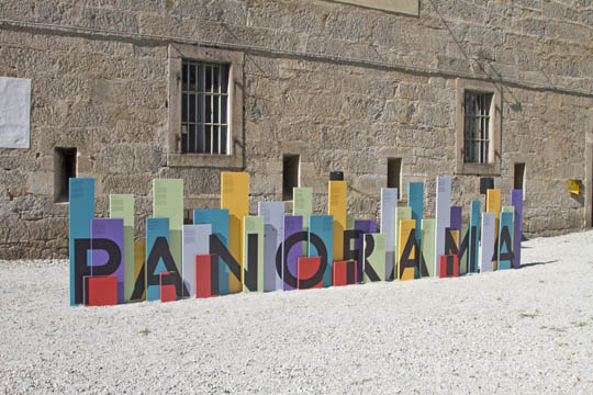 Panorama 4: Logo-/Rauminstallation